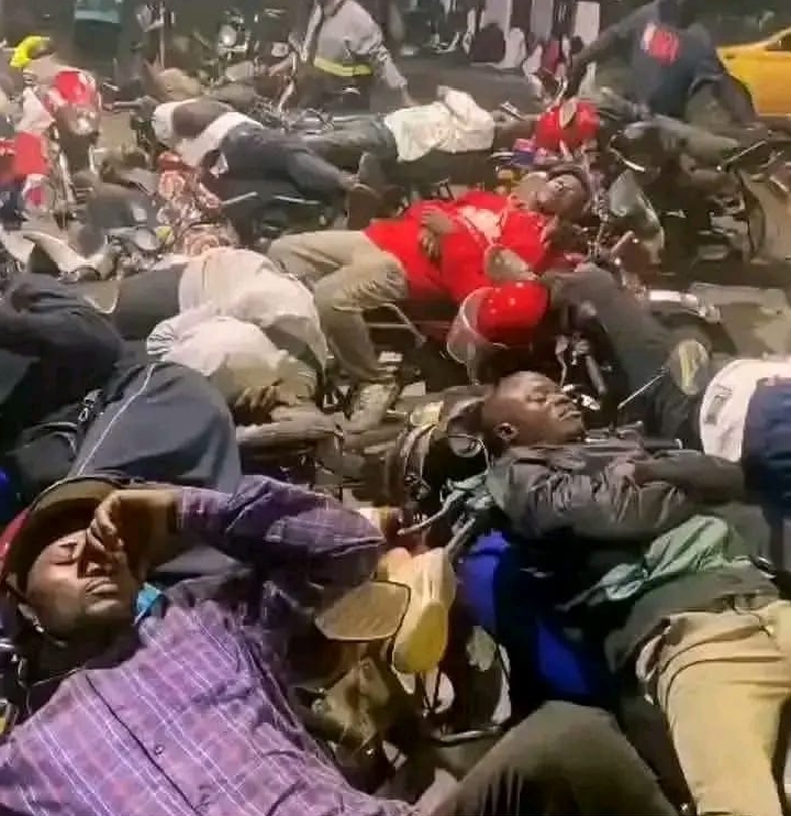 Société | KINSHASA : Des motards contraints de dormir dans les stations, entre précarité et course au gain !