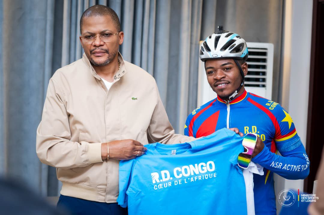 Sport | CYCLISME : Didier Budimbu encourage Miguel Masaisaï, en route pour le Maroc !