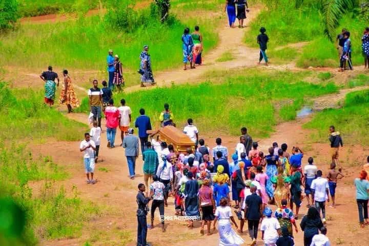 RDC/ Bandundu-ville : ABSENCE DE CORBILLARDS, LES DÉPOUILLES TRANSPORTÉES À DOS D’HOMMES !